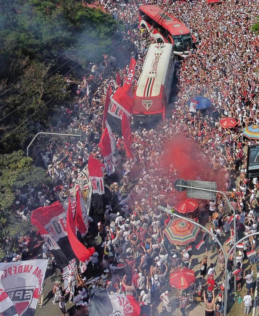 Torcida do Bonde do Interior em caravana